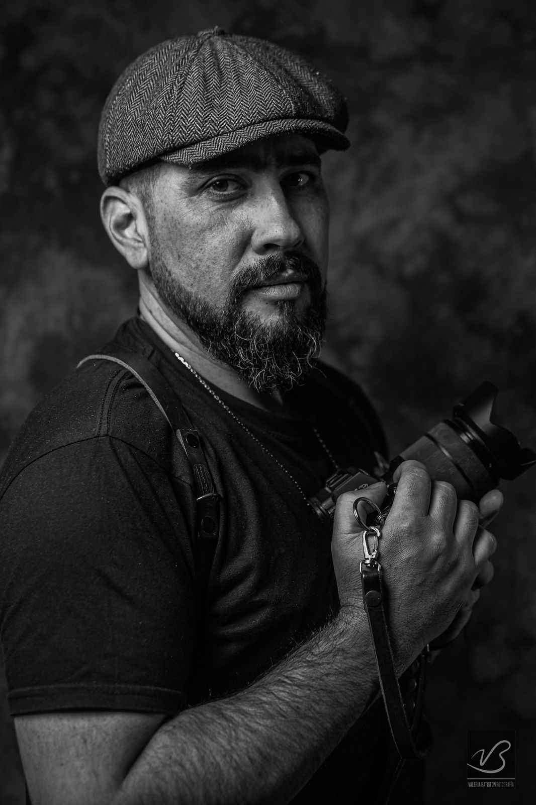 Retrato de Jonatan, de Proyecto Design, con su cámara y un arnés de cuero