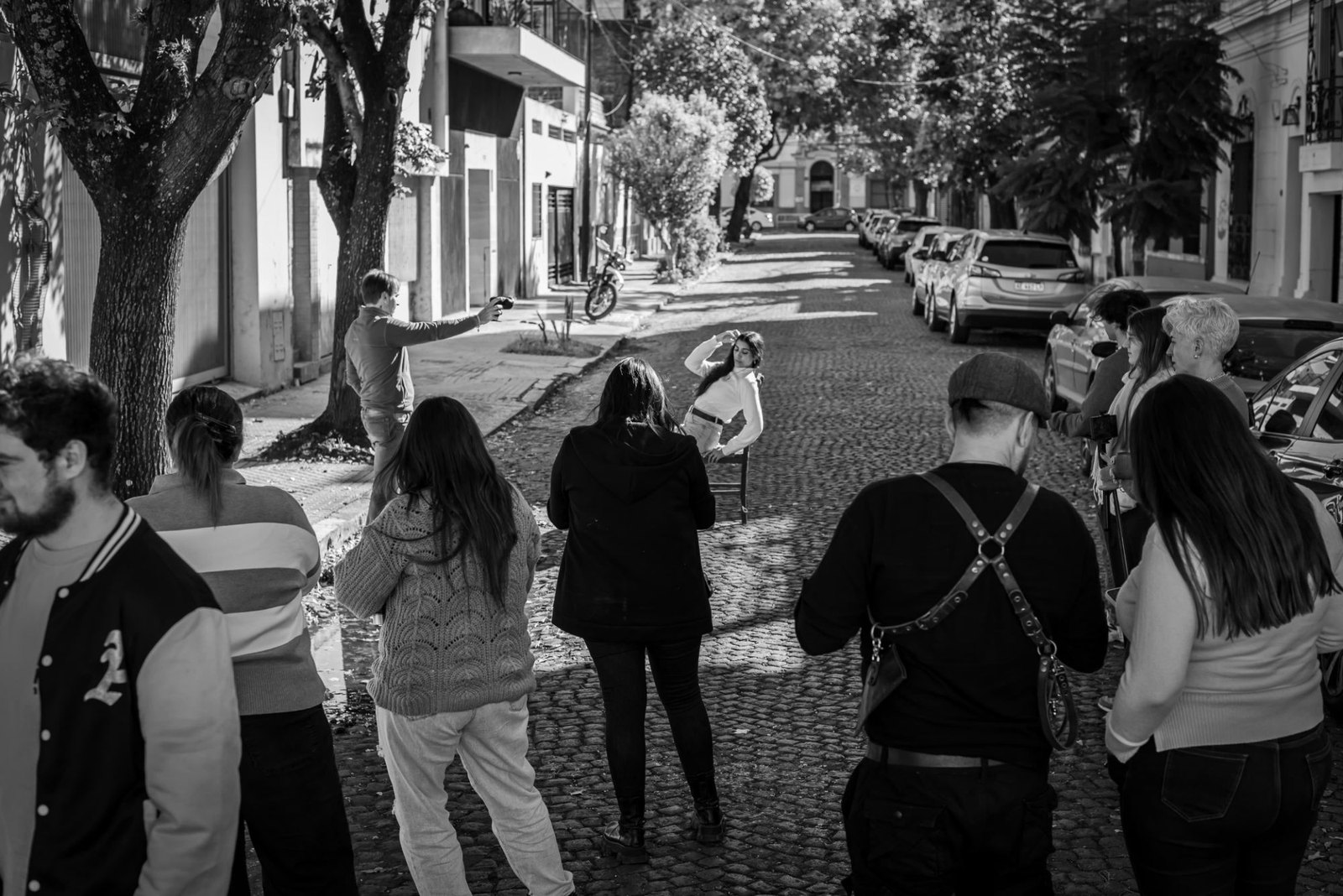 Salida fotográfica en la calle: un fotógrafo lleva puesto un arnés de cuero de Proyecto Design