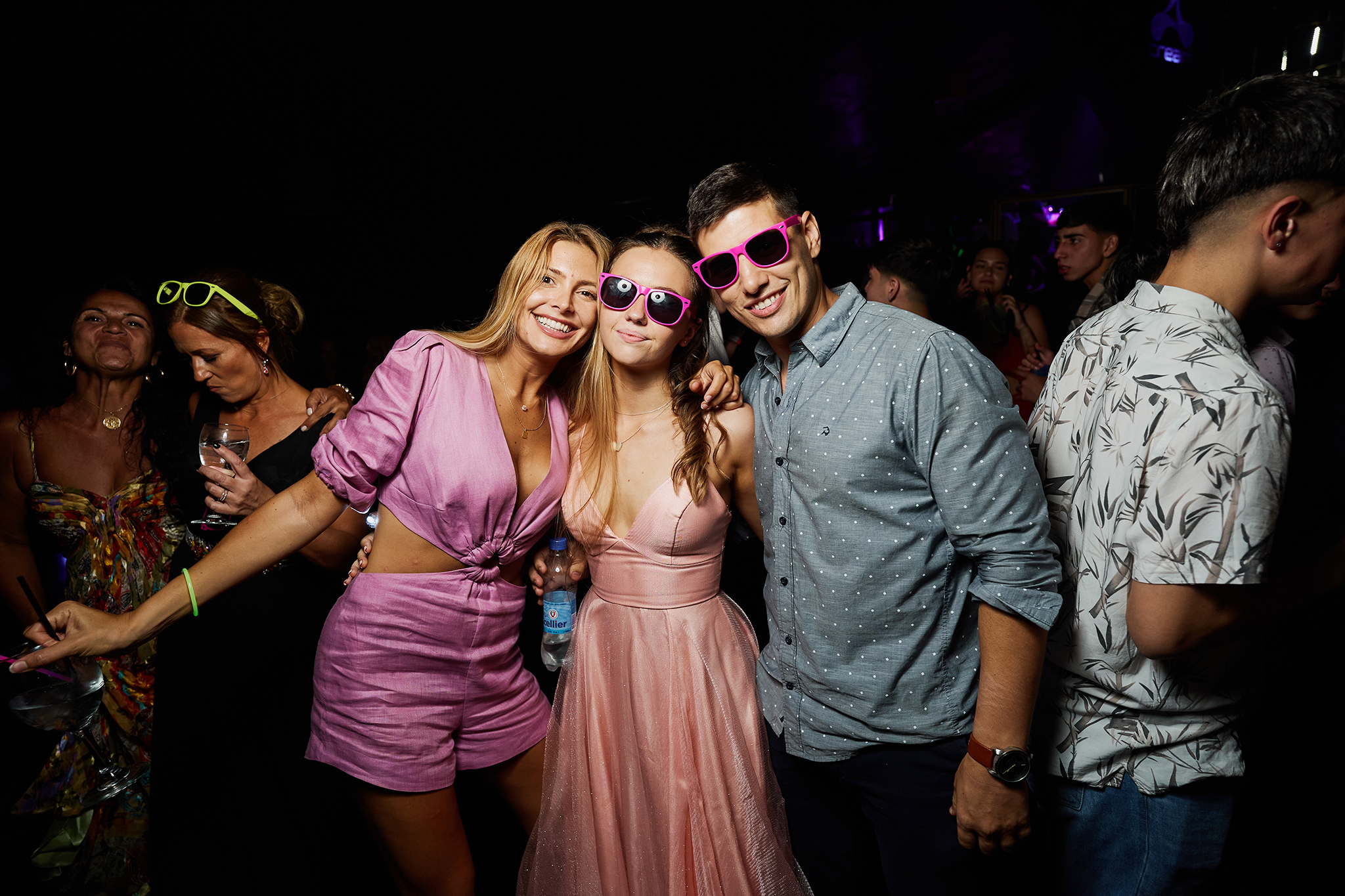 La quinceañera y sus invitados con lentes fluo en plena carioca. Fotografía de fiestas de 15 de DNX Estudio, San José 1672 Local 5, Funes, Santa Fe.