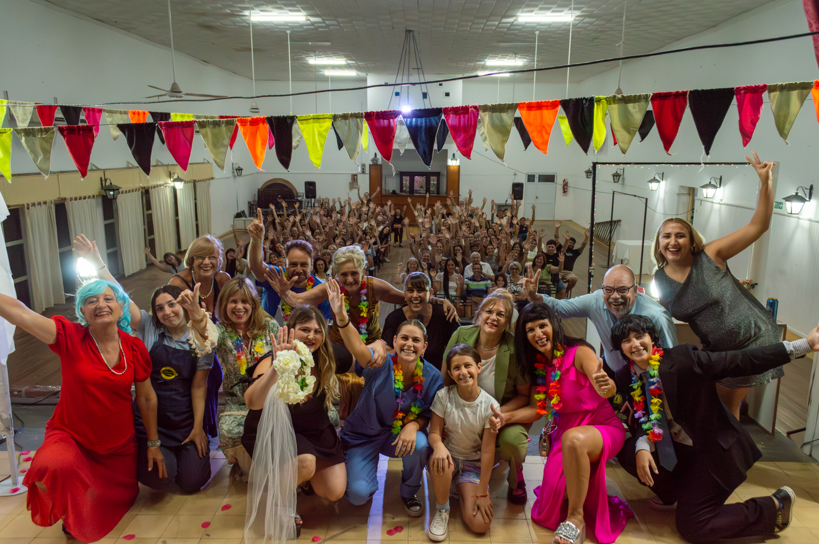 Taller de teatro para adultos, saludando junto a su público. Soldini.